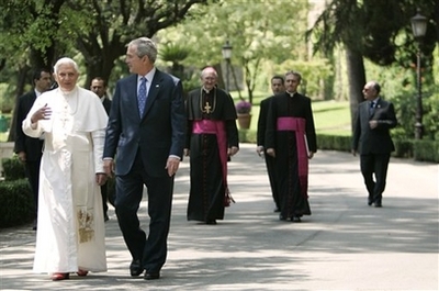 Bush strols with Pope at Vatican